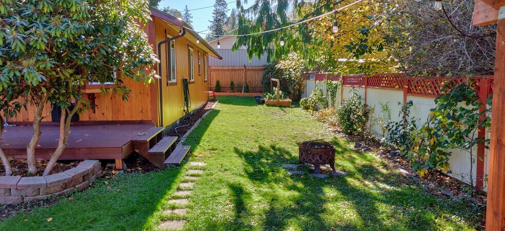 Fall 2019 - side yard, from patio - 3842 Idaho St
