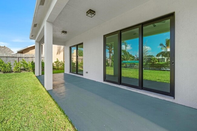 Building Photo - 632 SE Seahouse Dr