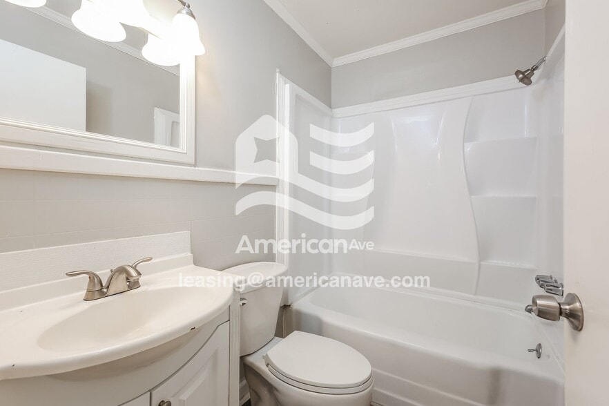 Building Photo - 1405 Benjamin St