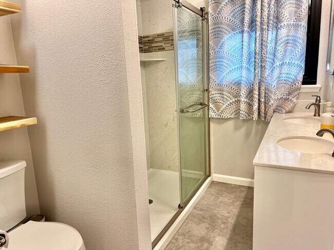 Building Photo - 3 Bed / 1.5 Bath | Thornwood Terrace Home ...