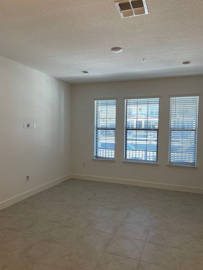 Building Photo - AVAILALBE NOW!! TOWNHOME IN HIGHLY DESIRAB...