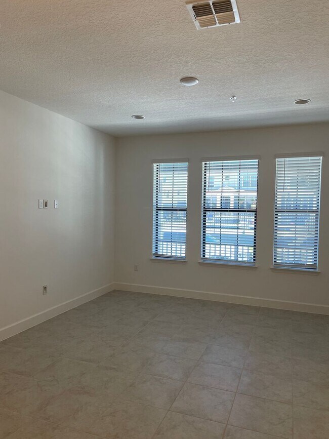 Building Photo - TOWNHOME IN HIGHLY DESIRABLE WINTER SPRINGS/TUSCAWILLA