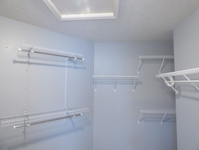 Building Photo - Lovely, Spacious 4 BR House! Vaulted Ceili...