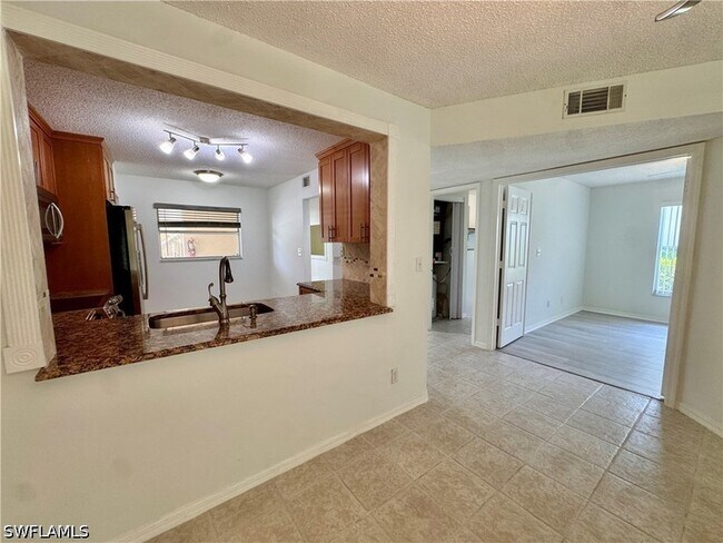 Building Photo - 661 Squire Cir