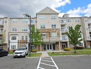 Building Photo - Beautiful 2nd floor (with elevator services) condominium: 2-bed, 2-bath, beautiful kitchen, bonus...