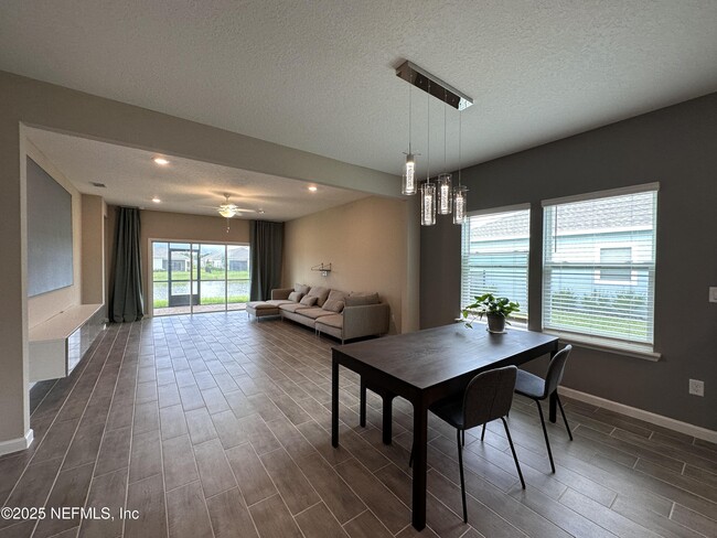 Building Photo - 3960 Cloverdale Ct