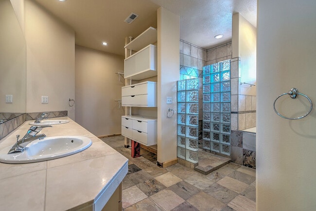 Building Photo - Gorgeous, Custom 4 bed, 3 bath Pet-Friendl...