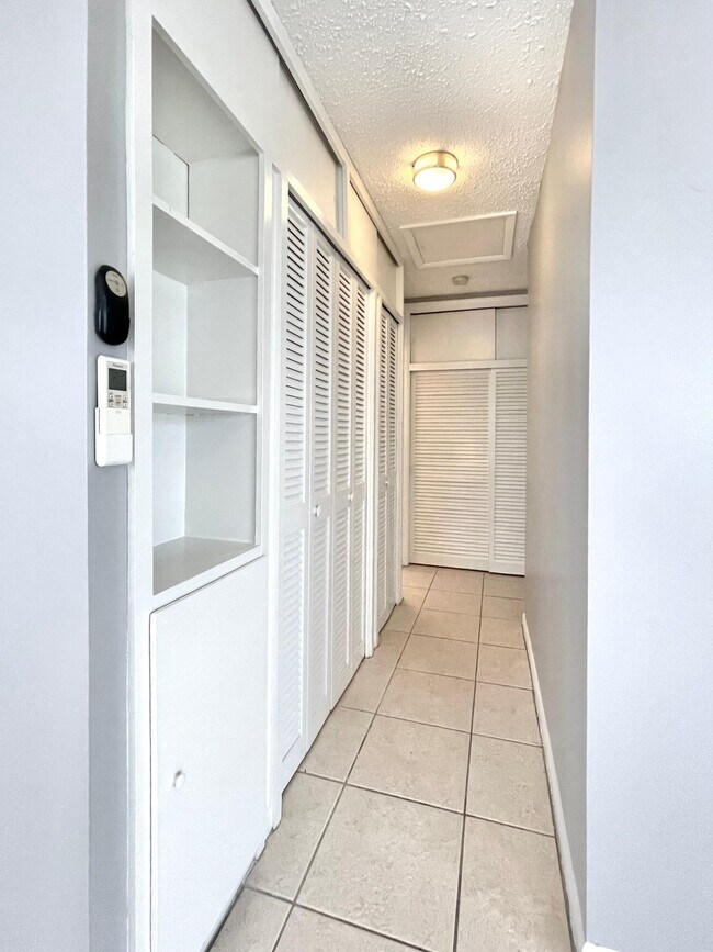 Building Photo - 1021 Crystal Lake Dr