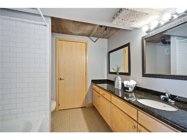 Building Photo - 521 S 7th St