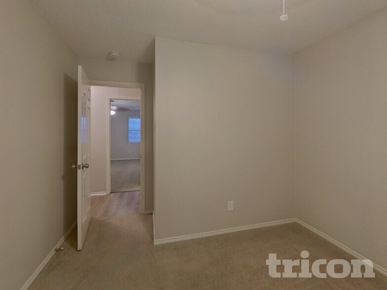 Building Photo - 521 Clover Dr