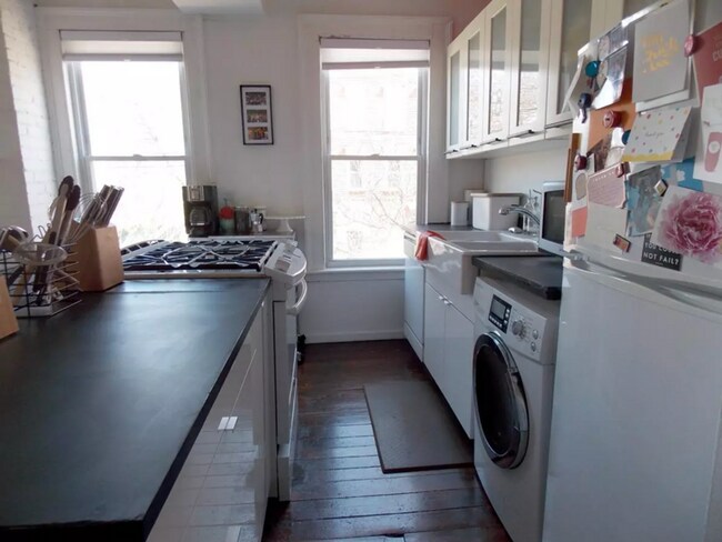 Building Photo - Beautiful Remodeled 1BR East Rock Suite - ...