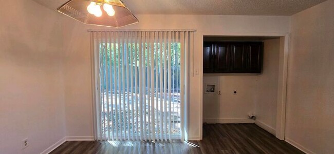 Building Photo - 2 Bedroom 1 Bath Close to Everything! Long...
