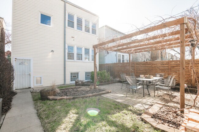 Building Photo - 2136 N Avers Ave