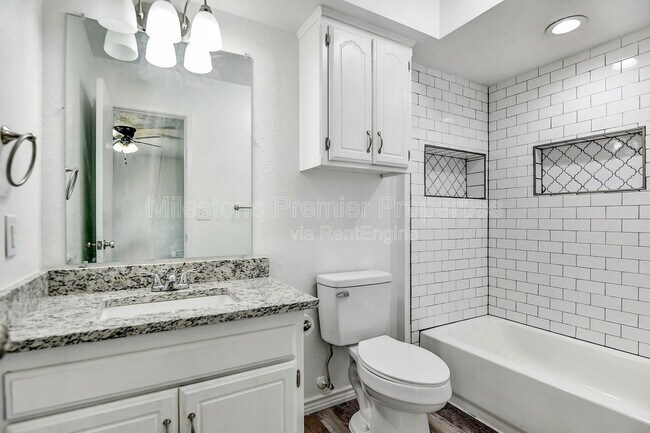 Building Photo - 925 Farmington Rd