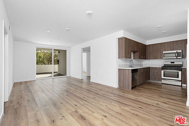 Building Photo - 5229 Willowcrest Ave