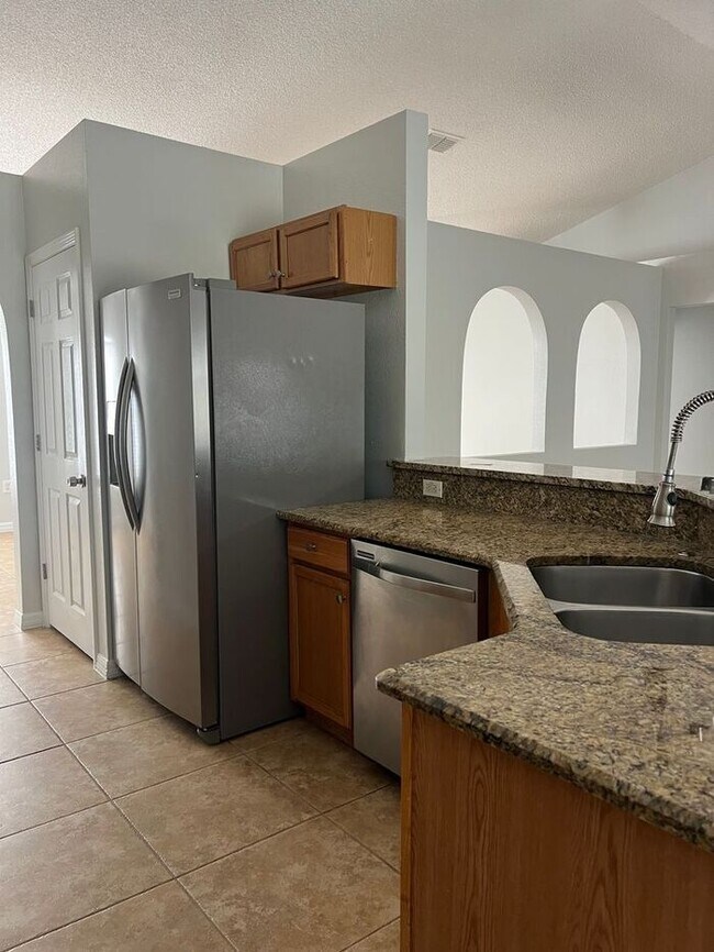 Building Photo - Updated Home in Poinciana