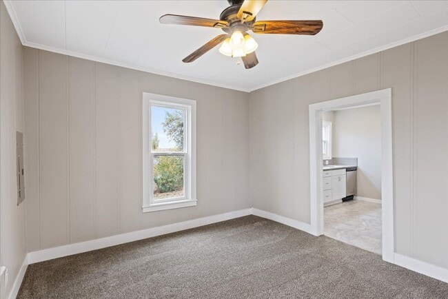 Building Photo - Charming Farmhouse in Fairfield