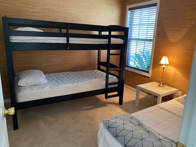 Building Photo - 223 Lake Linden Dr