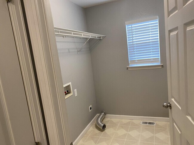 Building Photo - 11960 Meadowood Ln