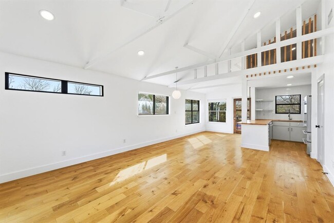 Building Photo - 919 Walter St