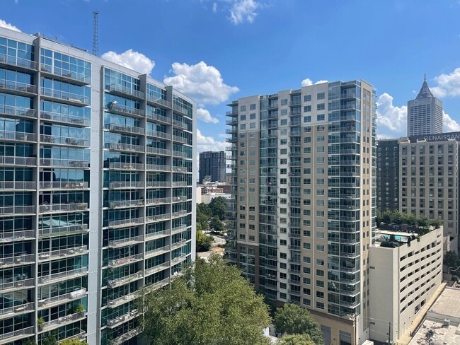 Building Photo - Gorgeous Condo @ Midtown Plaza 1B/1B In Am...