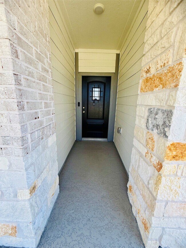 Building Photo - 15826 Dove Holw Dr