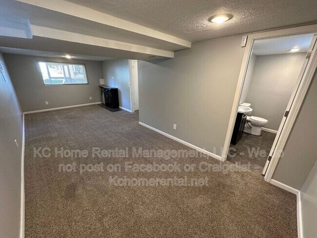 Building Photo - 1201 Golfview Dr