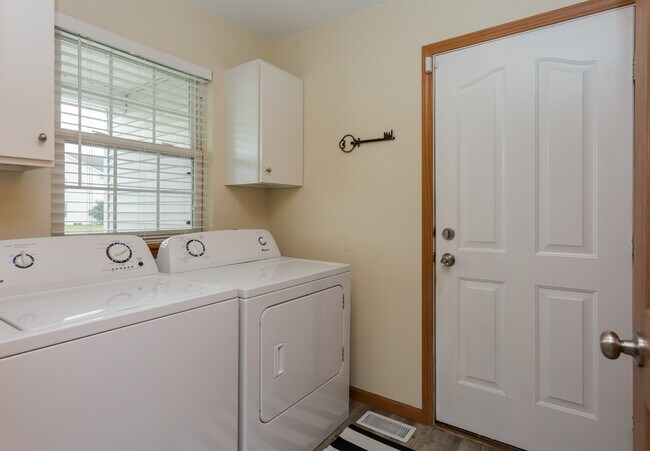 Building Photo - Large 4 bedroom with office space, Springf...