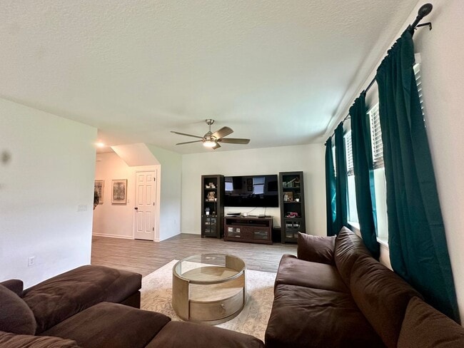 Building Photo - Spacious Home in Growing Area!