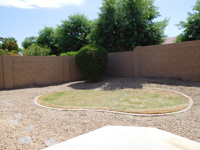 Building Photo - Lovely Single level with 4 Bed ,2 Bath and 3 Car Garage!