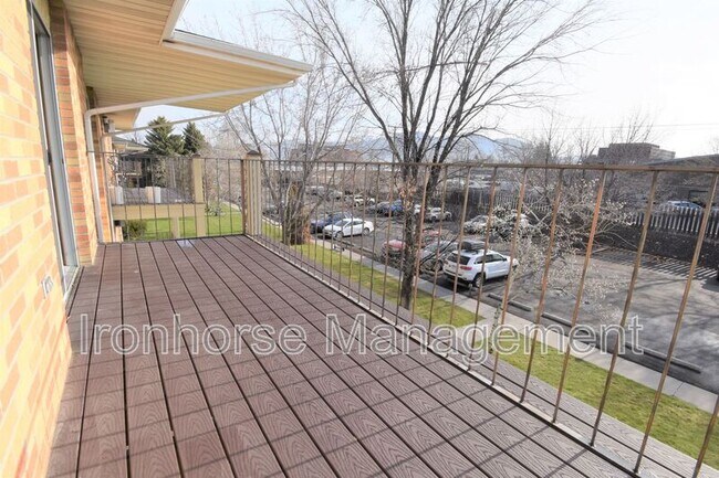 Building Photo - 809 W Villard St