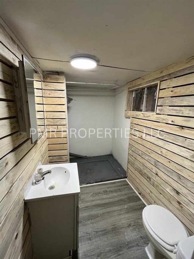 Building Photo - 1 Bedroom /1 Bathroom- House