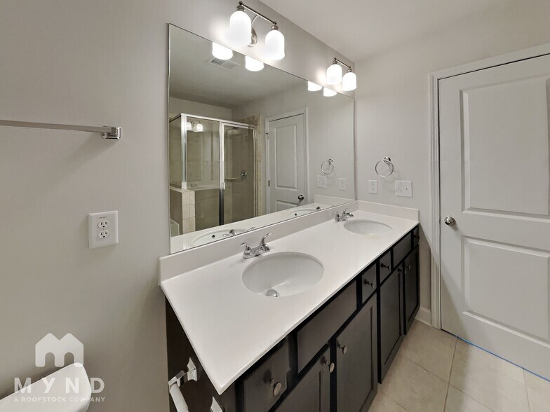 Building Photo - 10170 Benton Woods Dr
