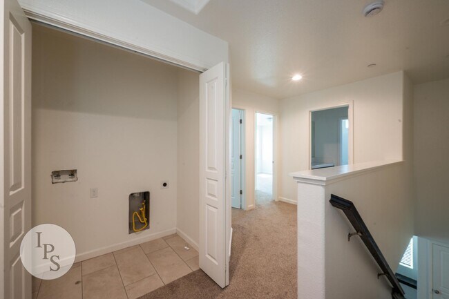 Building Photo - Fresno SouthEast Home, Gated Community, Clovis Unified School District, 3BR/2.5BA - Lots of Ameni...