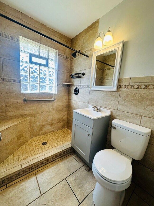 Building Photo - Spacious and stylish home in a prime Louisville location!