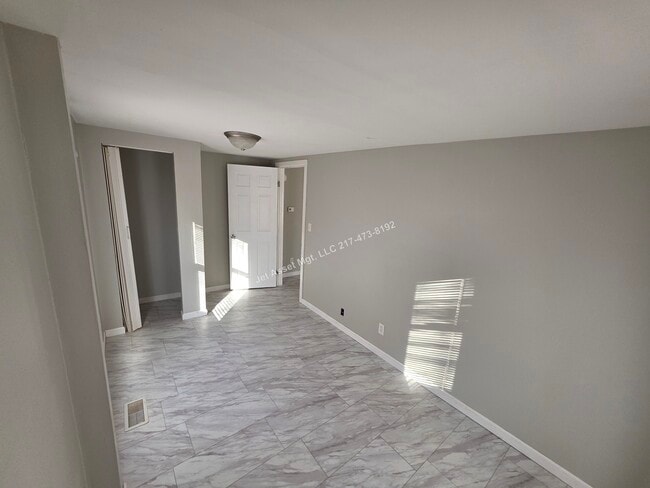 Building Photo - Cute 2 bedroom house with XL 2 car garage!