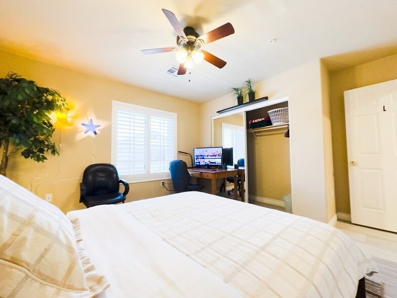 Building Photo - 1350 S Greenfield Rd