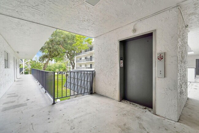 Building Photo - 3360 Spanish Moss Terrace