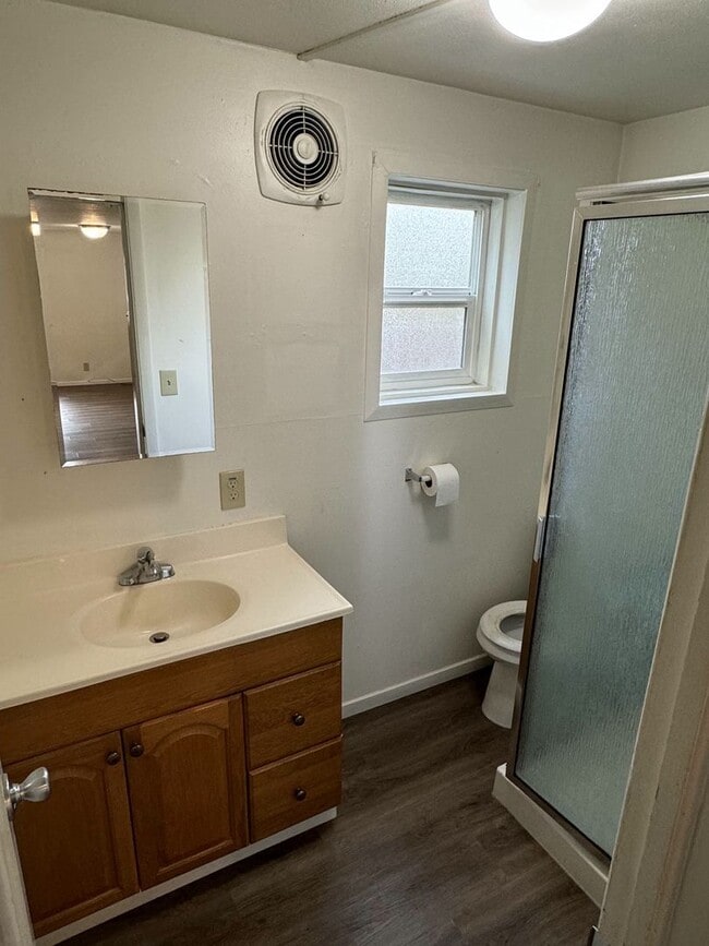 Building Photo - 2 Bedroom Triplex Unit in Springfield