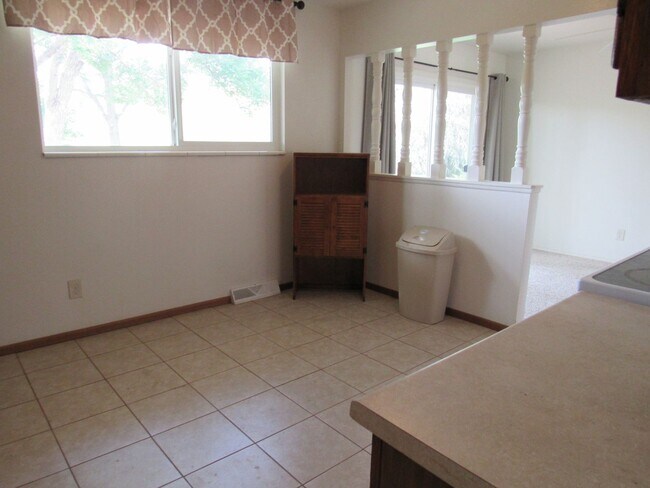 Building Photo - Spacious Bi Level home backing to open space