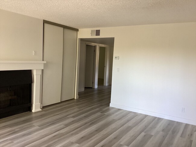 Building Photo - REMODELED UNIT IN THE LOVELY SKYLINE VILLA...