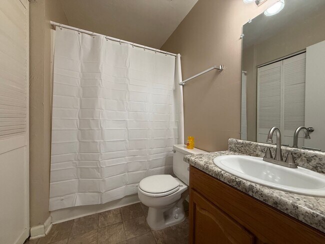 Building Photo - Upstairs Pointe East unit available now!!!