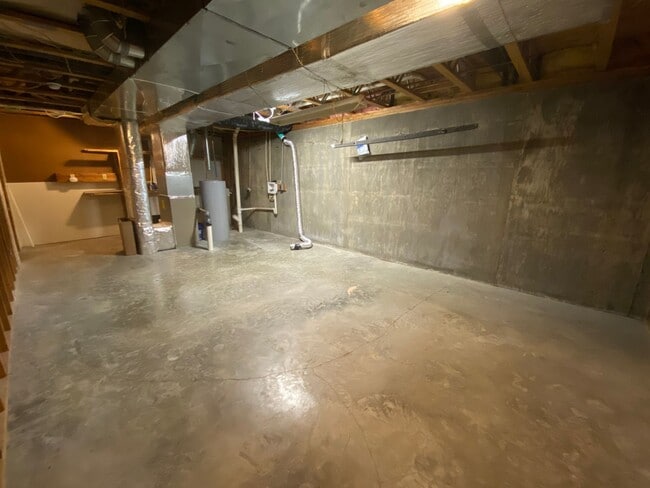 Building Photo - Large 4 Bed /  2 Bath Home