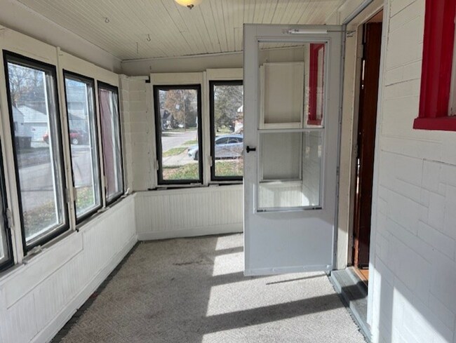 Building Photo - Cozy 2-Bedroom Bungalow on East Ave – Garage & Enclosed Porch