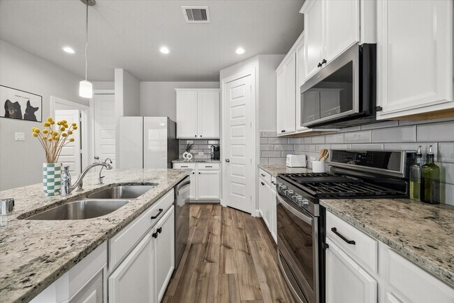 Building Photo - 9808 Rugged Oaks Dr