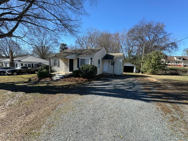 Building Photo - 2Bd/1Ba Fully Renovated 2024 House with Fe...