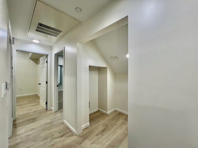 Building Photo - 1409 N Hobart Blvd