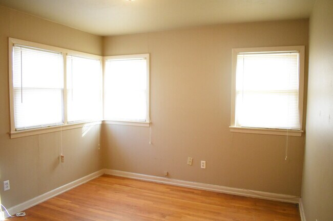 Building Photo - 2 Bedroom Home Near Coronado High School!