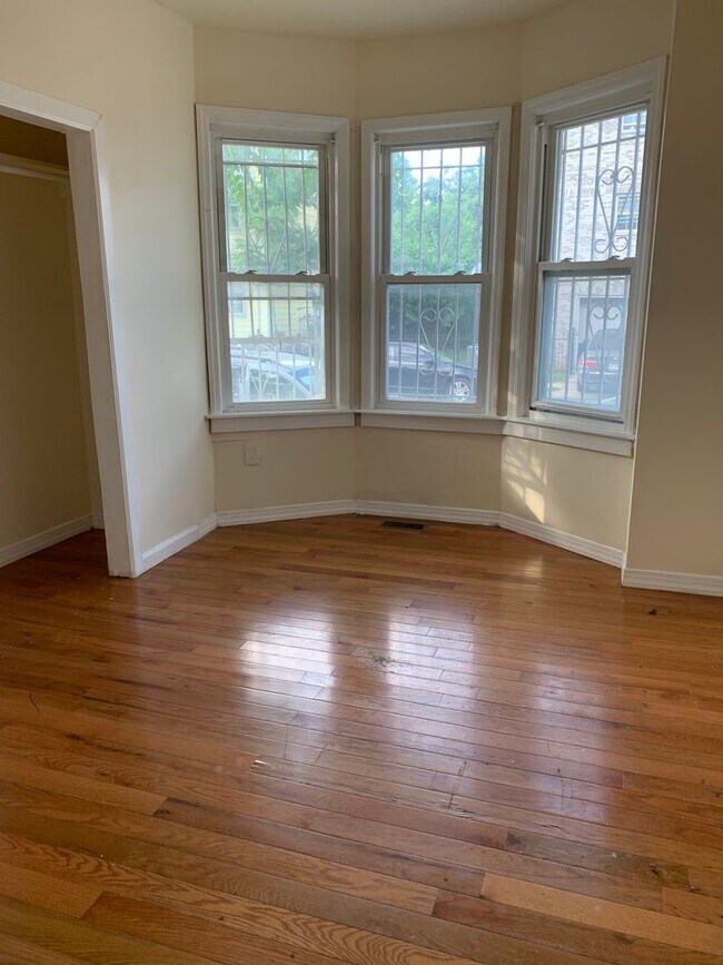 Building Photo - 54 Kent St