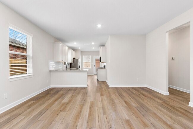 Building Photo - 926 Whispering Winds Dr